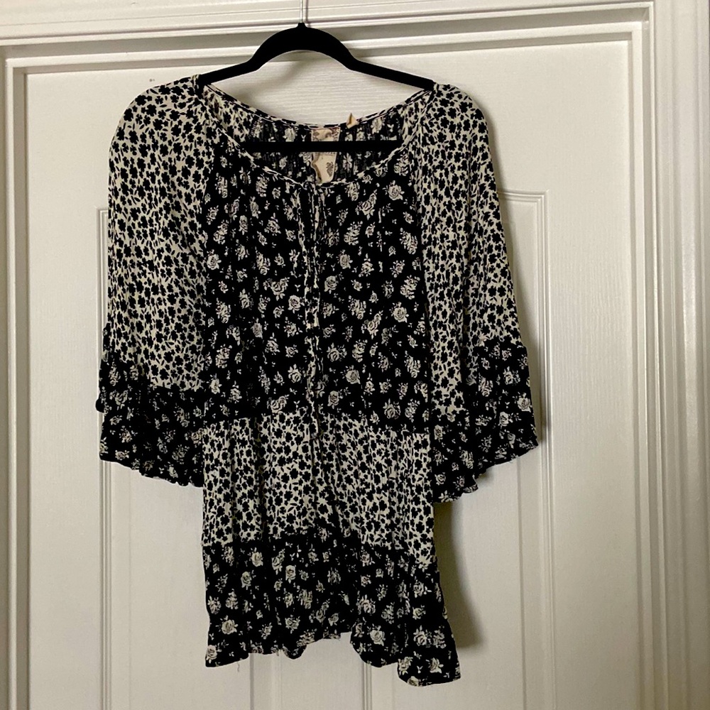 Blu pepper black and white peasant top with flowers.